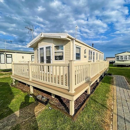 Caravan With Decking And Free Wifi At Seawick Holiday Park Ref 27214Sw Clacton-on-Sea Exterior photo