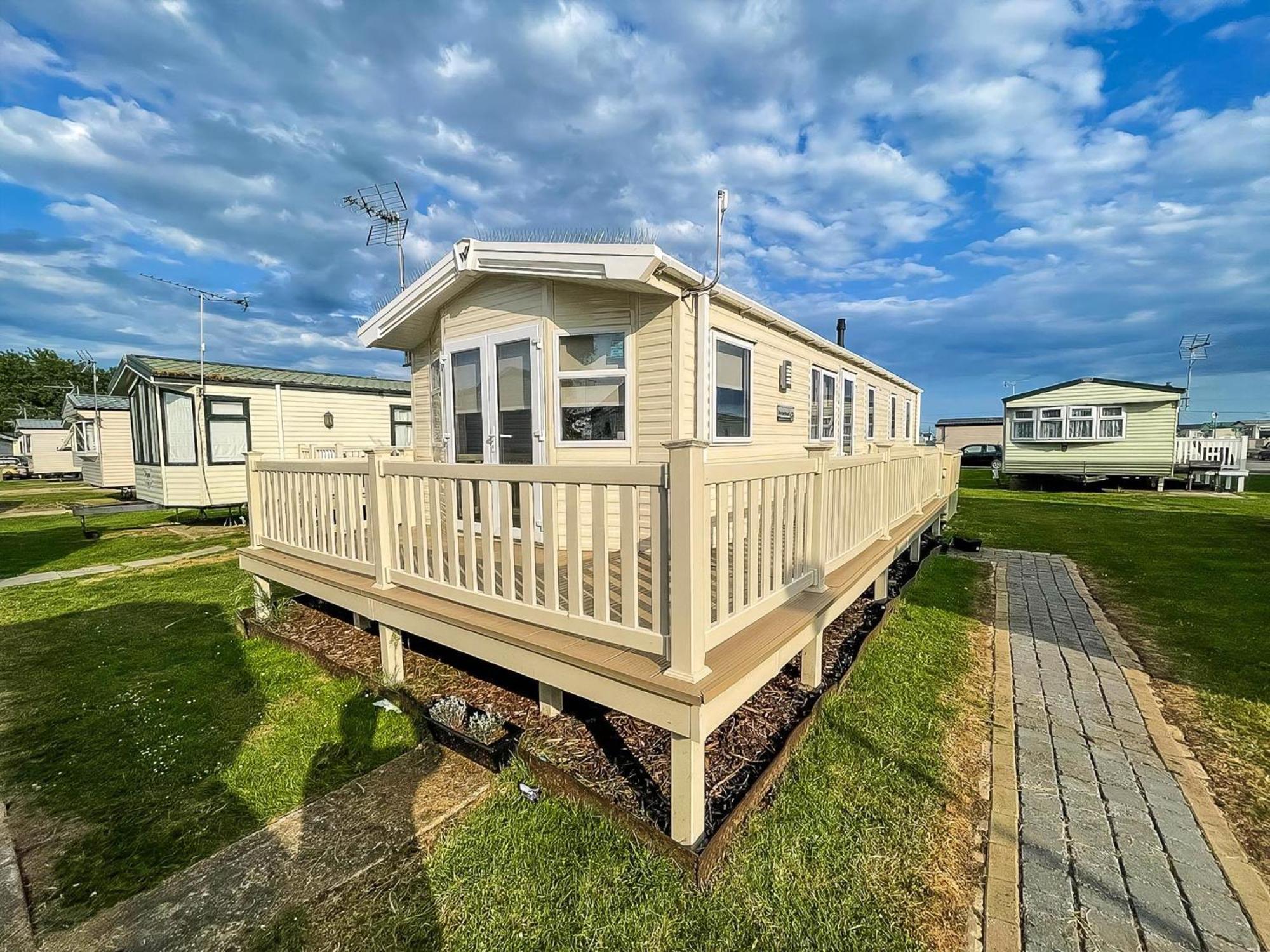Caravan With Decking And Free Wifi At Seawick Holiday Park Ref 27214Sw Clacton-on-Sea Exterior photo