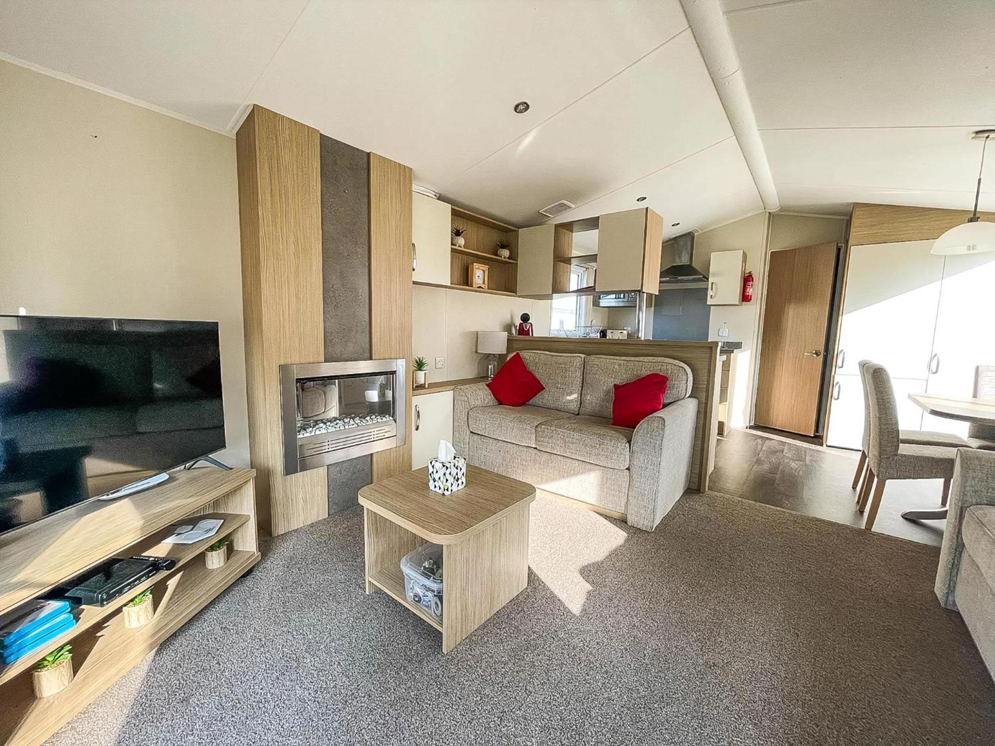 Caravan With Decking And Free Wifi At Seawick Holiday Park Ref 27214Sw Clacton-on-Sea Exterior photo