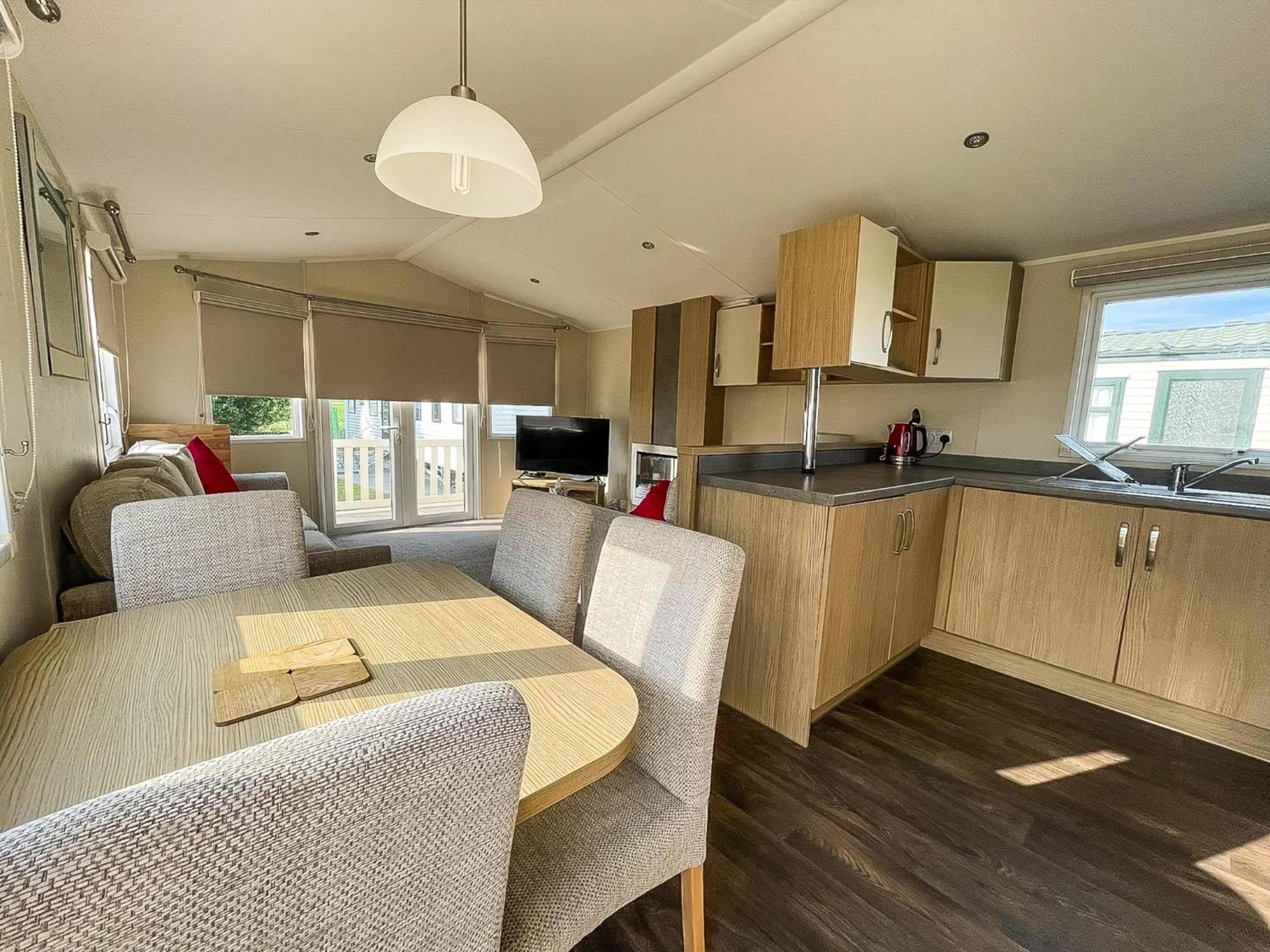 Caravan With Decking And Free Wifi At Seawick Holiday Park Ref 27214Sw Clacton-on-Sea Exterior photo